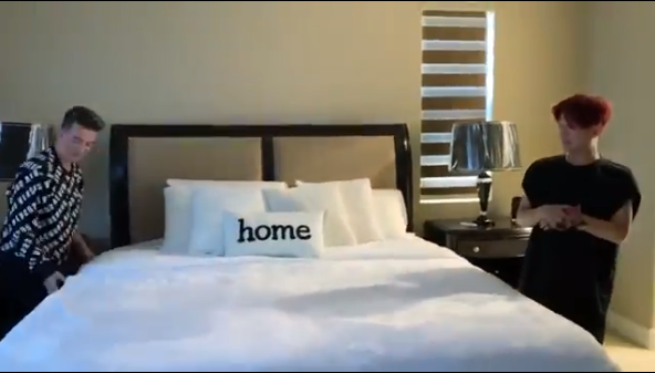 Khăn trải giường, gối nằm đều được chọn màu trắng như khách sạn cao cấp. Ảnh: Dân Việt.