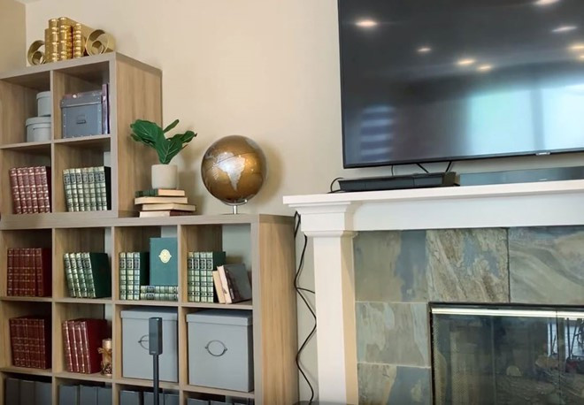 Trong phòng khách có một thư viện đầy sách nước ngoài. Ảnh: Thegioitre.