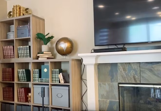 Trong phòng khách có một thư viện đầy sách nước ngoài. Ảnh: Thegioitre.