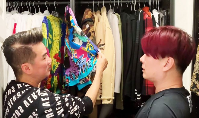 Mr Đàm có riêng một phòng để trang phục, phụ kiện đi diễn. Ảnh: Thegioitre.