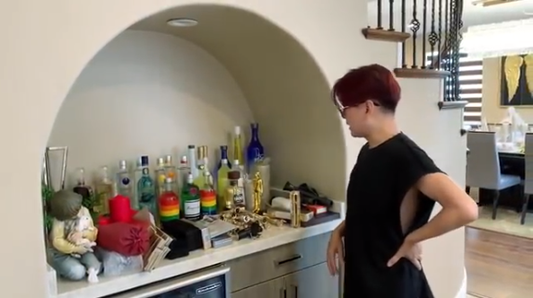 Một vòm rộng để đựng nhiều đồ đạc được thiết kế để tận dụng không gian phòng khác. Ảnh: Dân Việt.