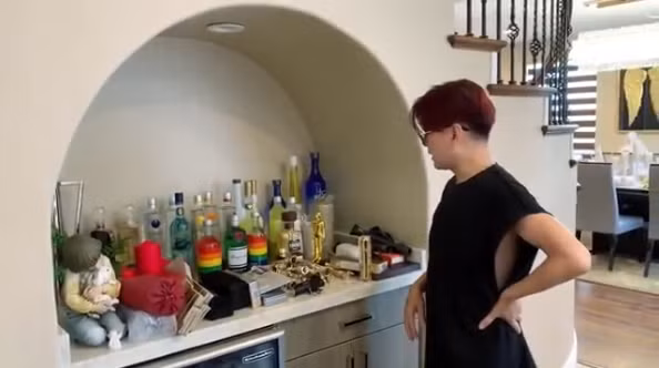 Một vòm rộng để đựng nhiều đồ đạc được thiết kế để tận dụng không gian phòng khác. Ảnh: Dân Việt.