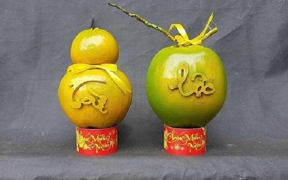 Những cặp dừa tạo hình hồ lô và khắc chữ thì có giá cao hơn, khoảng 1,5 triệu đồng/quả. Nguồn ảnh: Facebook.
