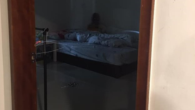 Het hon thay “bong ma” trong phong con trai, bo bat cuoi khi biet su that