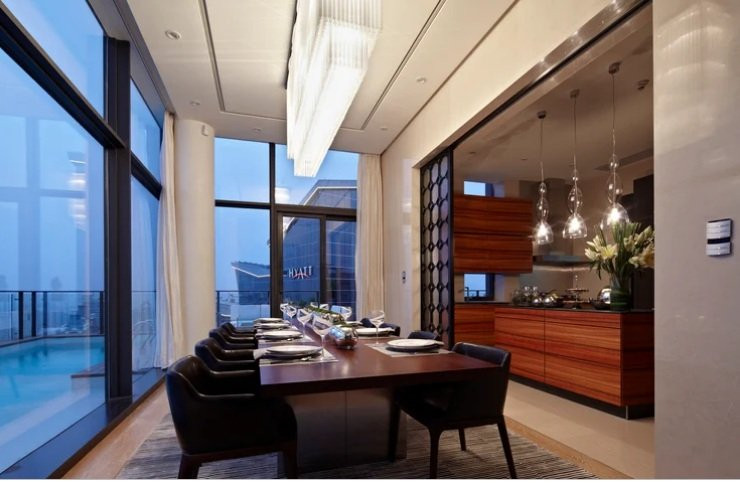 Tại Thâm Quyến, Trung Quốc, căn hộ penthouse House of The Tree nổi tiếng với cách bố trí sang trọng, nằm trên tầng 48 và 49 của tòa nhà. Rộng 615m2, căn hộ có 3 phòng ngủ và 3 phòng tắm.