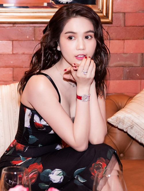 Ngoài túi xách, giày dép, Ngọc Trình còn đầu tư tiền bạc cho một sở thích “xa xỉ” hơn, là sưu tập đồng hồ. Chiếc đáng giá nhất trong BST của Ngọc Trinh là Hublot màu hồng giá 1,5 tỷ đồng. Ảnh: Pose.