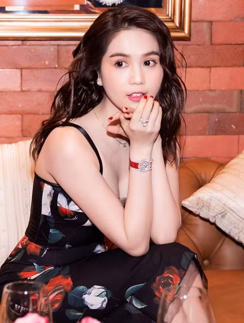 Ngoài túi xách, giày dép, Ngọc Trình còn đầu tư tiền bạc cho một sở thích “xa xỉ” hơn, là sưu tập đồng hồ. Chiếc đáng giá nhất trong BST của Ngọc Trinh là Hublot màu hồng giá 1,5 tỷ đồng. Ảnh: Pose.