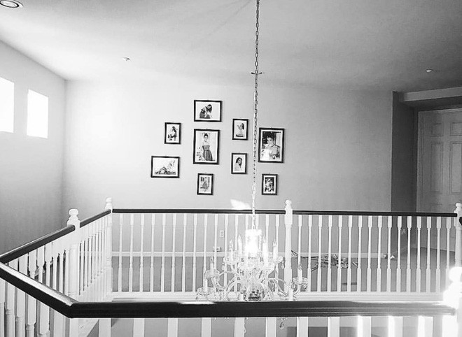 Góc cầu thang nối các tầng được trang trí bằng rất nhiều ảnh của Phạm Hương. Ảnh: FBNV.