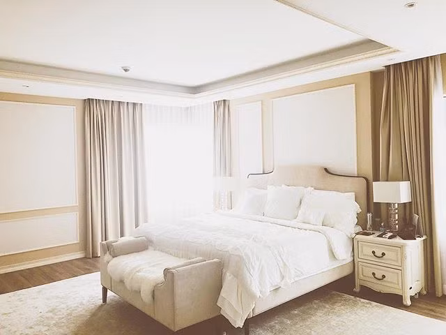 Phòng ngủ với tông màu trắng yêu thích của Hoa hậu Hoàn vũ Việt Nam 2015. Ảnh: FBVN.