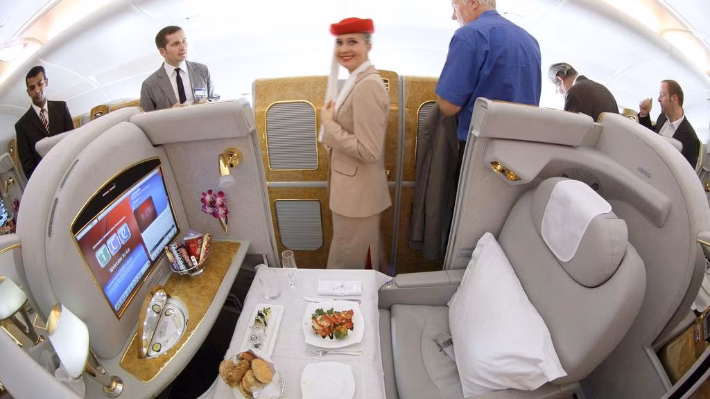 Và để phục vụ hành khách chu đáo nhất, Emirates đưa ra nhiều tiêu chuẩn khắt đối với tiếp viên hàng không của khoang hạng nhất.