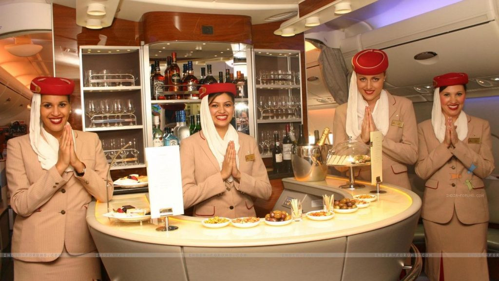 Với trang sức, tiếp viên có thể đeo khuyên tai kim cương hoặc ngọc trai nhưng không được mang vòng cổ.