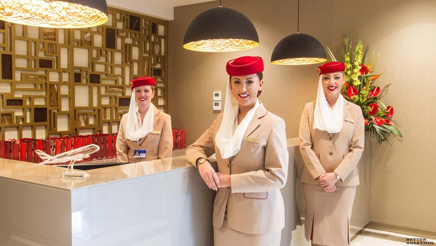 Công việc đòi hỏi ngoại hình nên các tiếp viên phải chỉnh chu từ cách trang điểm, kiểu tóc cho đến móng tay.