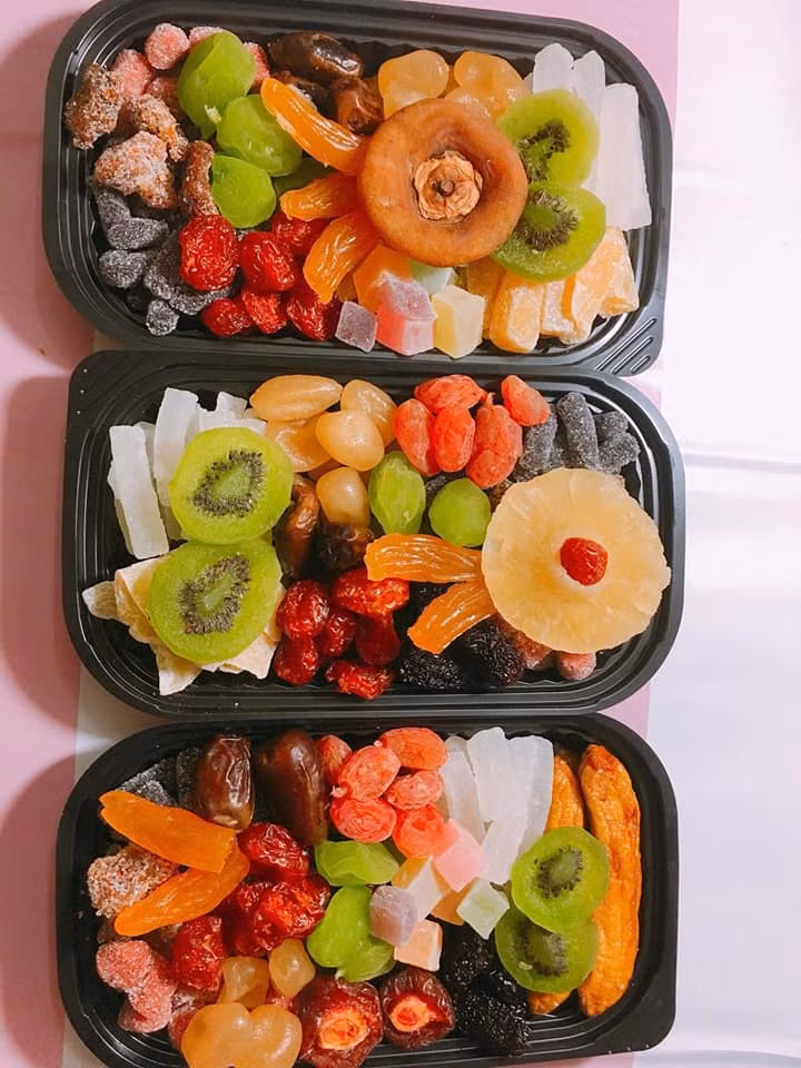 Ngoài mứt đóng hộp, khách có thể mua lẻ theo từng loại riêng biệt. Đáng chú ý, các loại mứt đều có giá khá rẻ.