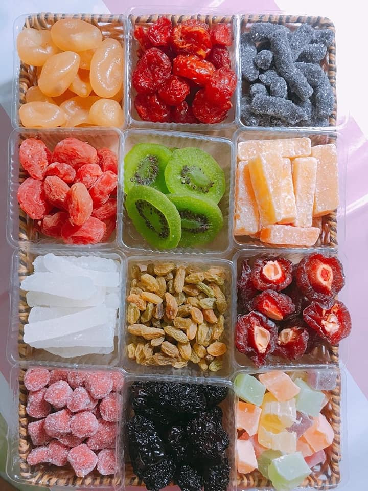 Chẳng hạn như sấu xào gừng, mận cơm cay, mận cơm ngọt có giá 45.000 đồng/kg; đào bổ giá 70.000 đồng/kg; chà là 45.000 đồng/kg; cherry đỏ, cherry xanh giá 58.000 đồng/kg...