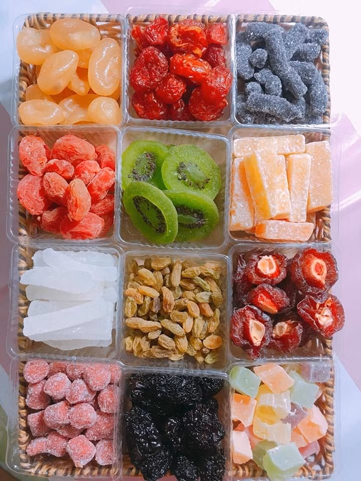 Chẳng hạn như sấu xào gừng, mận cơm cay, mận cơm ngọt có giá 45.000 đồng/kg; đào bổ giá 70.000 đồng/kg; chà là 45.000 đồng/kg; cherry đỏ, cherry xanh giá 58.000 đồng/kg...