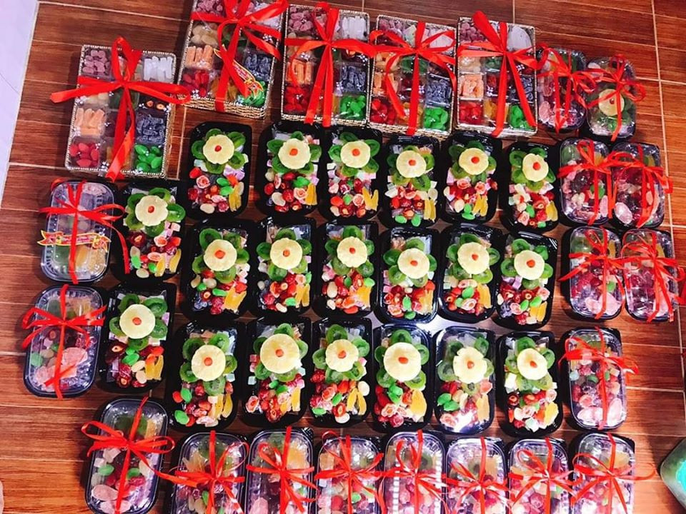 Theo người bán, hộp mứt nhiều màu sắc với hàng chục loại trái cây cao cấp khác nhau như mứt dừa, hồng sấy dẻo, táo tàu, nho, xí muội đào, cherry, kiwi...được nhiều khách hàng ưa chuộng.