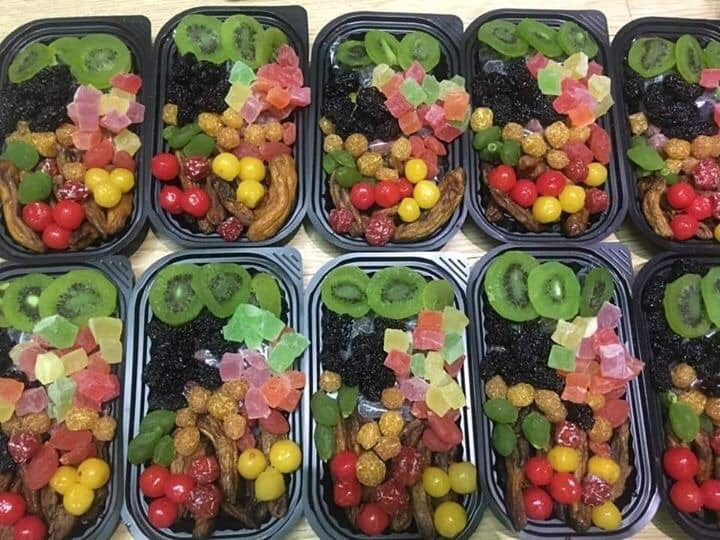 Theo quan sát, hầu hết các loại mứt trái cây giá rẻ đang được rao bán tràn lan đều đựng trong bao túi không nhãn mác, không hạn sử dụng.