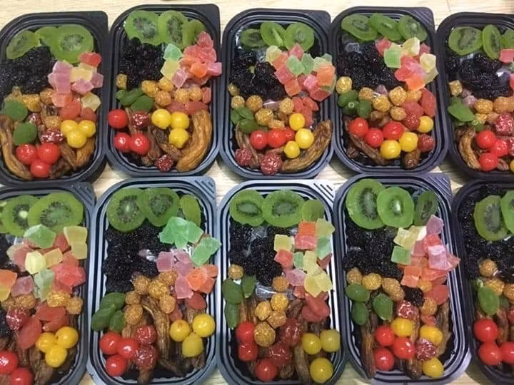 Theo quan sát, hầu hết các loại mứt trái cây giá rẻ đang được rao bán tràn lan đều đựng trong bao túi không nhãn mác, không hạn sử dụng.