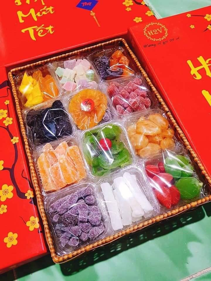 Trong khi đó, chị Thanh Nga (Cầu Giấy, Hà Nội) khẳng định các loại trái cây cao cấp như cherry, kiwi bình thường đã có giá lên tới vài trăm đồng đồng/ kg, không thể có chuyện mứt sấy khô cao cấp mà giá chỉ 25.000-26.000 đồng/500g. Chắc chắn chúng có nguồn gốc từ Trung Quốc mới có giá rẻ như vậy.