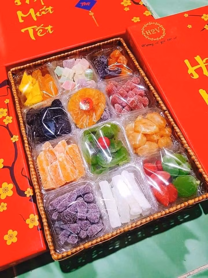 Trong khi đó, chị Thanh Nga (Cầu Giấy, Hà Nội) khẳng định các loại trái cây cao cấp như cherry, kiwi bình thường đã có giá lên tới vài trăm đồng đồng/ kg, không thể có chuyện mứt sấy khô cao cấp mà giá chỉ 25.000-26.000 đồng/500g. Chắc chắn chúng có nguồn gốc từ Trung Quốc mới có giá rẻ như vậy.