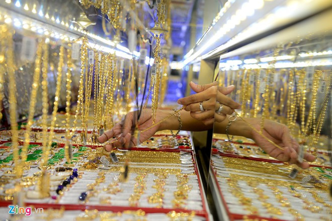Không chỉ có quần áo, giày dép, túi xách, một số doanh nghiệp kinh doanh vàng lớn trong nước đã thông báo về việc giảm giá bán vàng trang sức, kim cương, đá quý... nhân dịp Black Friday. Ảnh: Zing.
