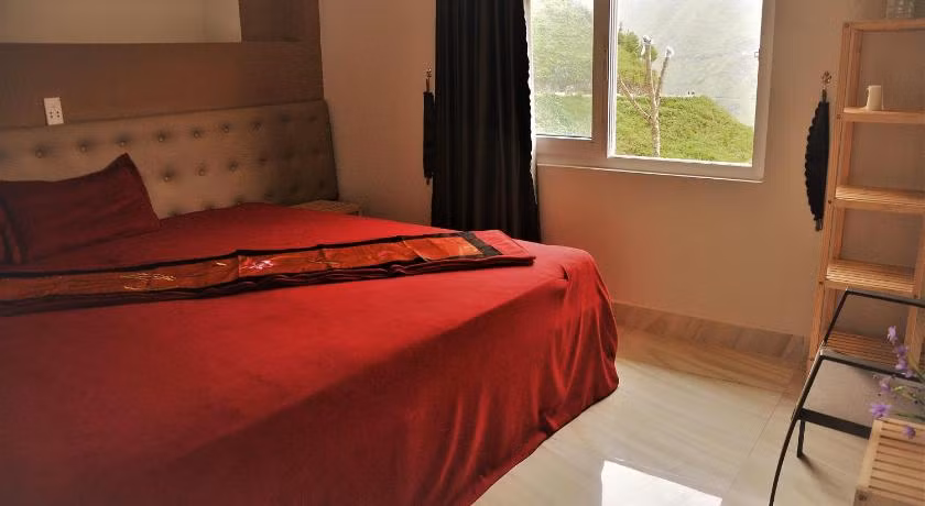 Mỗi phòng nghỉ tại khách sạn đều có cửa sổ nhìn ra khung cảnh thiên nhiên. Ảnh: Agoda.