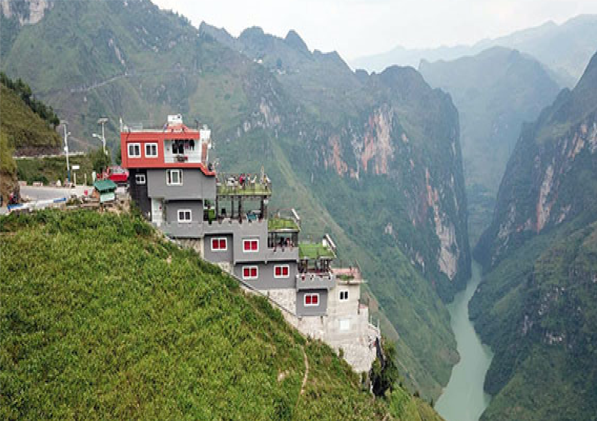 Gọi là 7 tầng song thực tế khách sạn này chỉ là thiết kế giật cấp từ mặt đường xuống đến sườn núi, mỗi tầng có 1 phòng ngủ. Ảnh: Zing.