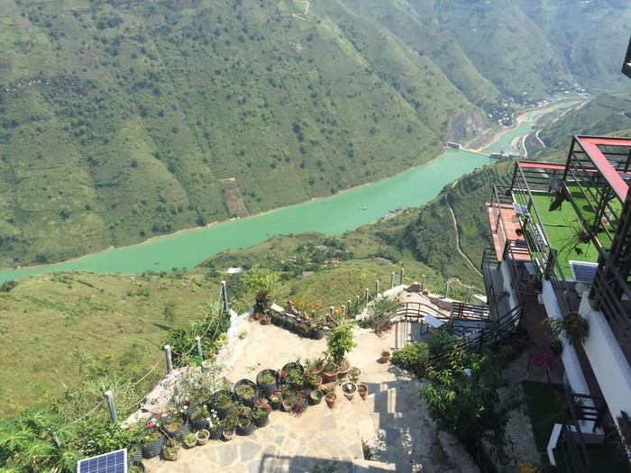 Panorama có quy mô 7 tầng, cắm cọc bê tông thẳng vào triền dốc bên đèo Mã Pì Lèng. Ảnh: Tổ quốc.