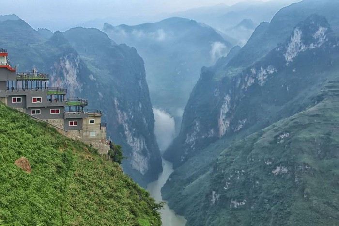 Nhiều ý kiến kịch liệt phản đối vì lo ngại Mã Pì Lèng Paranoma phá hỏng cảnh quan thiên nhiên hùng vĩ. Ảnh: VOV.