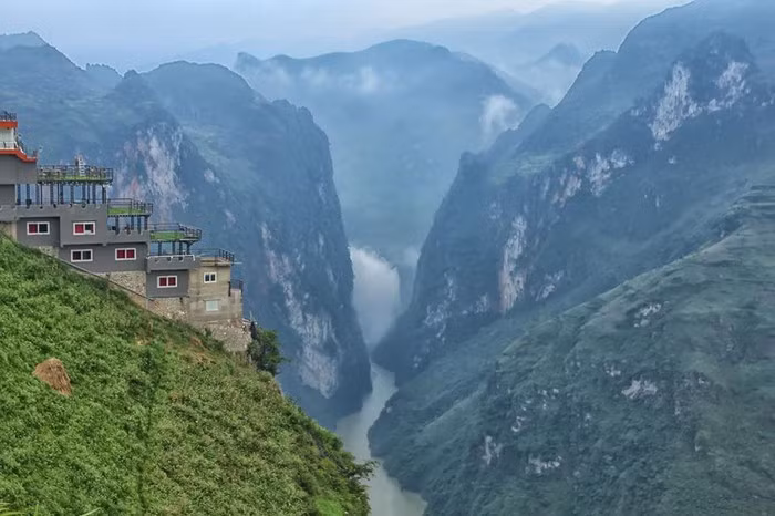 Nhiều ý kiến kịch liệt phản đối vì lo ngại Mã Pì Lèng Paranoma phá hỏng cảnh quan thiên nhiên hùng vĩ. Ảnh: VOV.