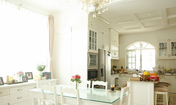 Tầng 1 mang phong cách châu Âu cổ điển với phòng khách, bàn ăn và khu vực bếp liên thông nhau. Ảnh: NLD.