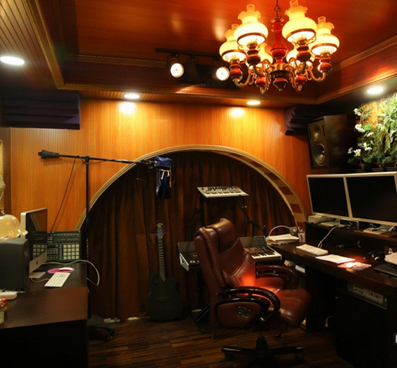 Phòng thu âm riêng của Minh Khang. Ảnh: NLD.