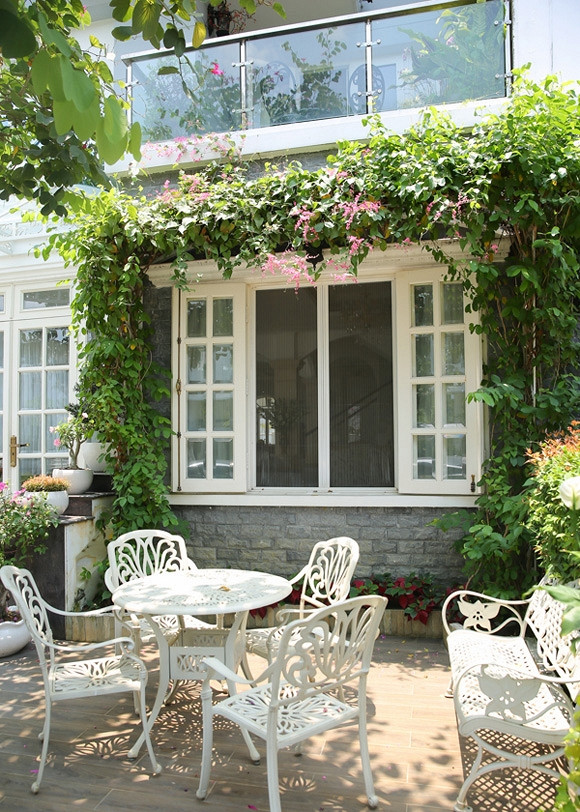 Xung quanh biệt thự, Thúy Hạnh trồng nhiều cây xanh và hoa đẹp mắt. Ảnh: Khám phá.