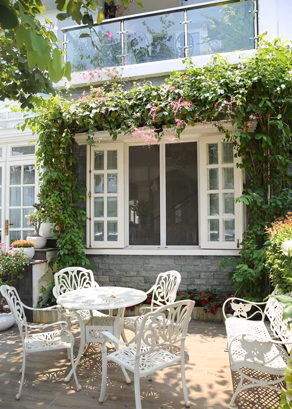 Xung quanh biệt thự, Thúy Hạnh trồng nhiều cây xanh và hoa đẹp mắt. Ảnh: Khám phá.