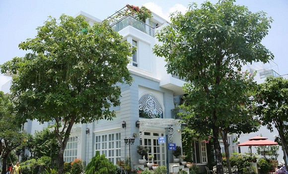 Biệt thự được xây 3 tầng, kiểu dáng hiện đại với tông màu trắng là chủ đạo. Ảnh: NLD.