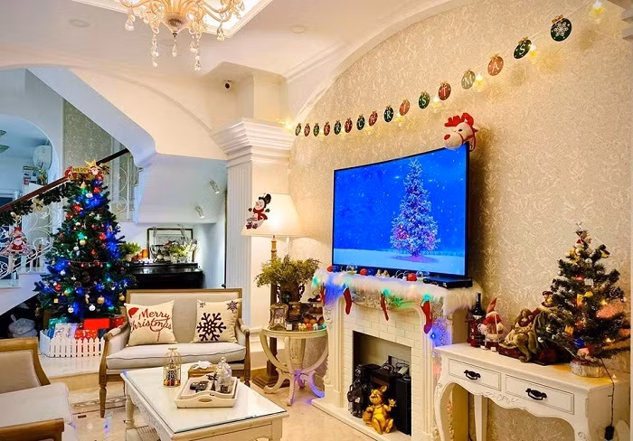 Mới đây, siêu mẫu Thúy Hạnh tự tay đi mua từng món phụ kiện trang trí Noel trong nhà. Ảnh: Vietnamnet.