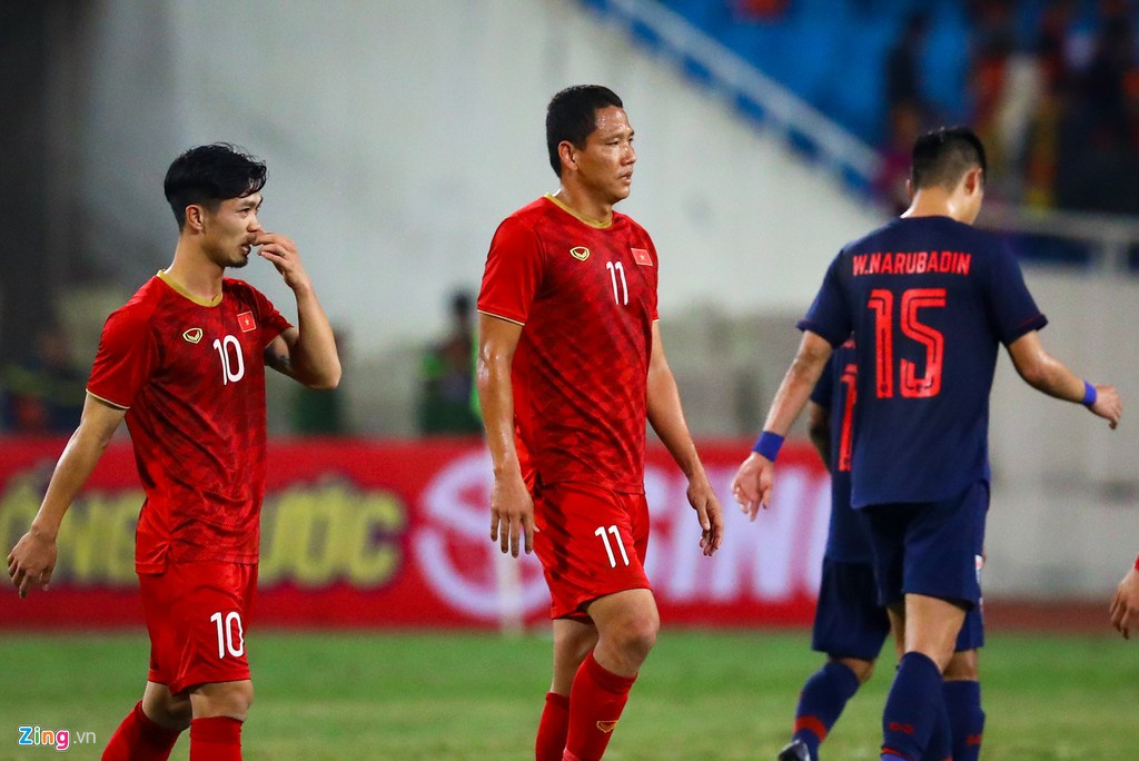 Khi tiếng còi kết trận vang lên, Chanathip (Thái Lan) và Công Phượng đều tới bắt tay Anh Đức. Anh sẽ rời đội tuyển và không lâu nữa có thể chia tay bóng đá, để lại sự nghiệp với nhiều khoảnh khắc trong tim người hâm mộ.