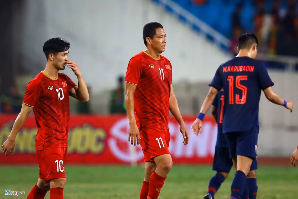 Khi tiếng còi kết trận vang lên, Chanathip (Thái Lan) và Công Phượng đều tới bắt tay Anh Đức. Anh sẽ rời đội tuyển và không lâu nữa có thể chia tay bóng đá, để lại sự nghiệp với nhiều khoảnh khắc trong tim người hâm mộ.