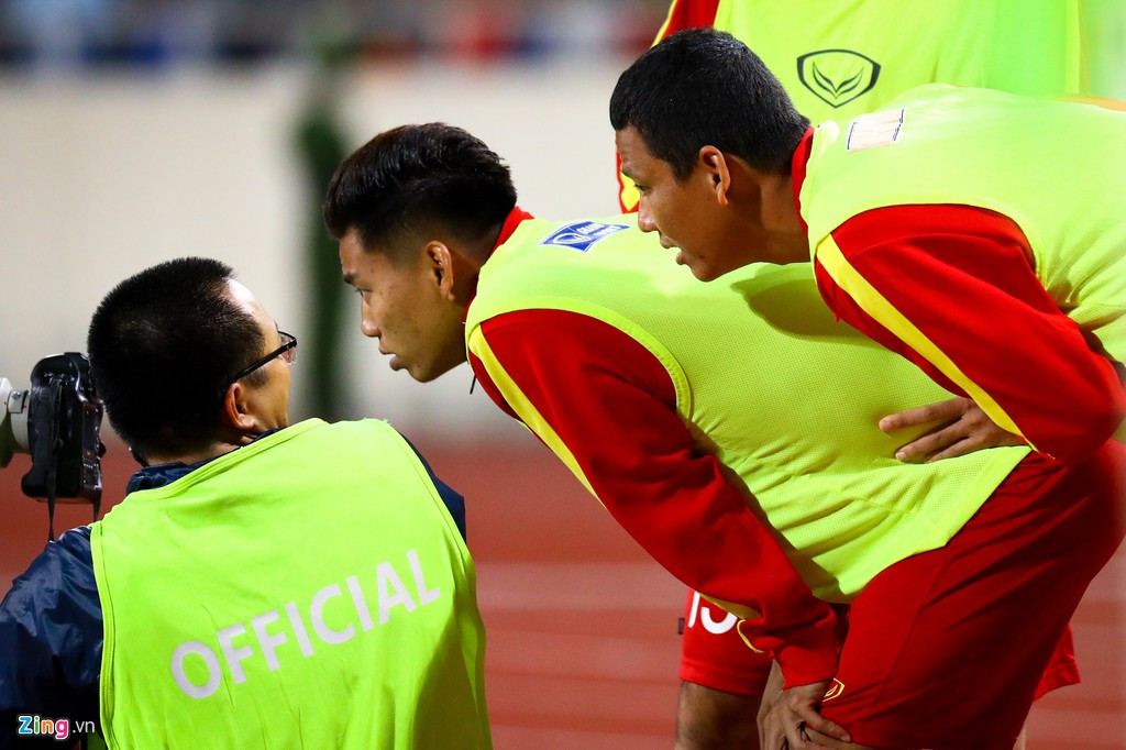 Tiền đạo sinh năm 1985 dừng lại trò chuyện với một phóng viên trên đường khởi động. Ông Park nói rất muốn giữ Anh Đức ở lại và đã nhiều lần đề nghị chuyện này.