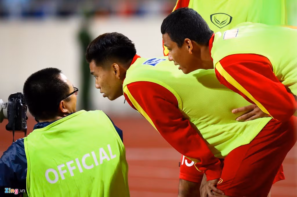 Tiền đạo sinh năm 1985 dừng lại trò chuyện với một phóng viên trên đường khởi động. Ông Park nói rất muốn giữ Anh Đức ở lại và đã nhiều lần đề nghị chuyện này.