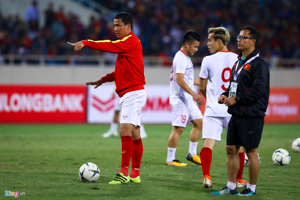 Trong trận đấu cuối, Anh Đức không được đá chính mà chỉ dự bị cho Nguyễn Tiến Linh. Anh vẫn khởi động cẩn thận, hoàn thành các bài tập như đã làm nhiều lần hơn chục năm qua.