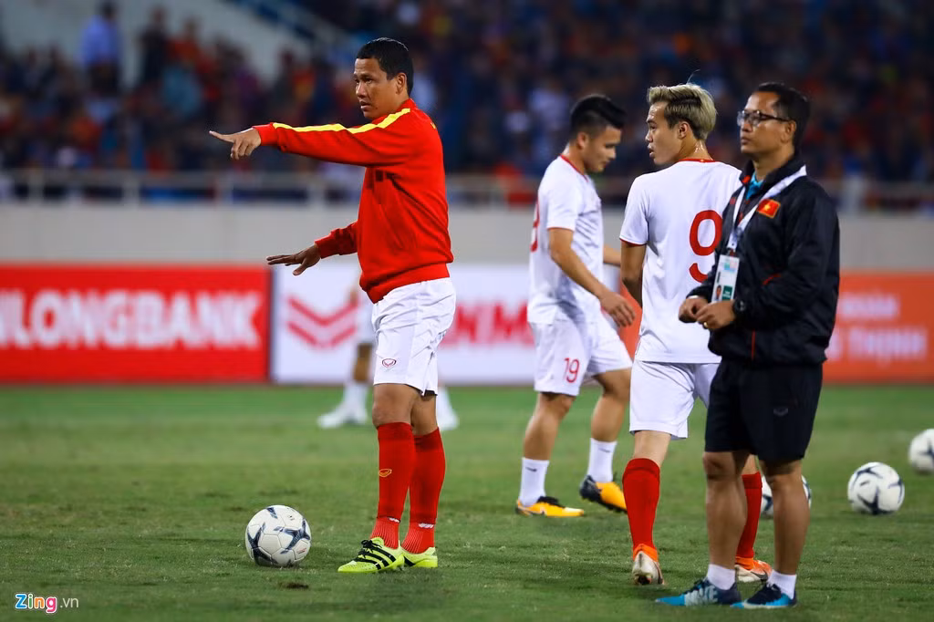 Trong trận đấu cuối, Anh Đức không được đá chính mà chỉ dự bị cho Nguyễn Tiến Linh. Anh vẫn khởi động cẩn thận, hoàn thành các bài tập như đã làm nhiều lần hơn chục năm qua.