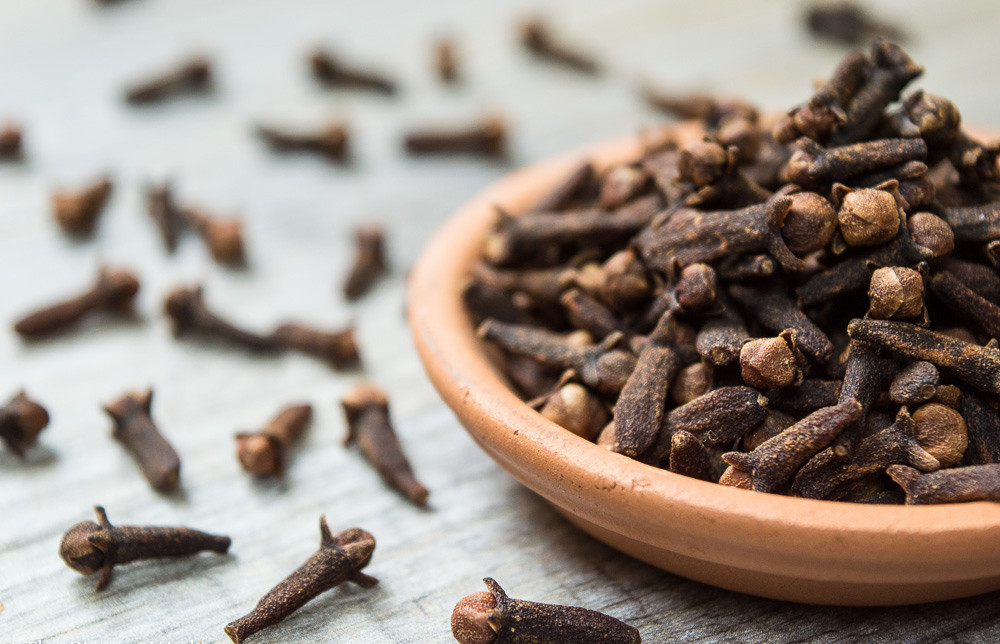 Đinh hương có nguồn gốc từ Indonesia, được dùng là dược liệu và dược phẩm. 450g đinh hương có giá bán khoảng 7 – 10 USD (170.000 - 231.000 đồng).