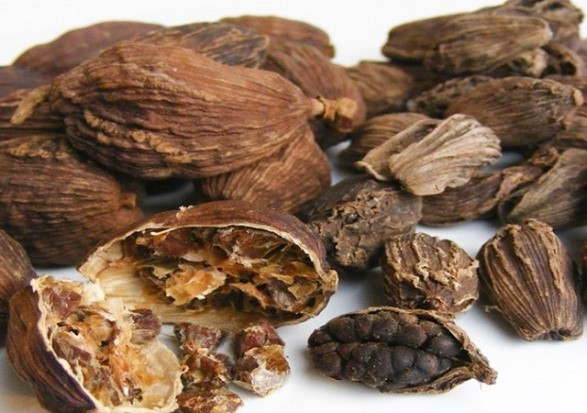 Cũng giống như nhụy nghệ tây, hạt thảo quả có giá “trên trời” vì quá trình và công đoạn sản xuất rất công phu. Thảo quả nguyên trái thường được bán với giá khoảng 30 USD (gần 700.000 đồng) cho 450g, trong khi hạt thảo quả thô bán ra với giá 6-10 USD (140.000 - 231.000 đồng) cho mỗi 28g.