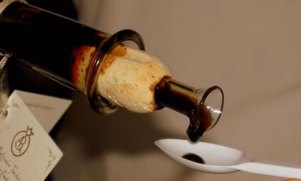 Dấm Balsamico cũng là một loại gia vị đặc biệt quý hiếm khi phải mất 10-25 mới sản xuất được 1 mẻ. Giá của nó là 170 USD/lọ 150ml (khoảng 4 triệu đồng).