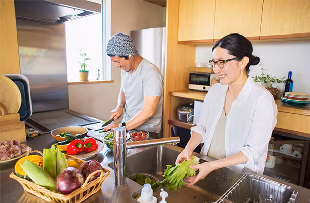 Thêm nữa, người Nhật thường không có thói quen thuê giúp việc. Các thành viên trong gia đình thường cùng nhau thực hiện việc nhà.