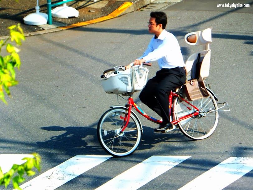 Với khoảng cách quá lớn, không thuận tiện để sử dụng xe đạp, người Nhật Bản chọn phương tiện công cộng như tàu điện ngầm.