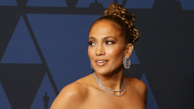 Dự hội thảo bàn tròn của The Hollywood Reporter mới đây, Jennifer Lopez kể về lần bị một đạo diễn quấy rối tình dục. Cô nhớ lại: "Ông ấy yêu cầu tôi cởi trang phục, bởi tôi sắp ghi hình một cảnh khỏa thân trên phim. Vị đạo diễn đó muốn xem trước bộ ngực của tôi".