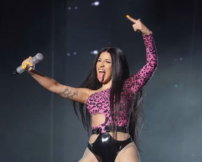 Tuy nhiên, chẳng những không được cảm thông, Cardi B còn trở thành trò cười cho dân mạng vì chia sẻ trên. Bởi thực tế, cô cũng có quá khứ không mấy trong sạch khi thừa nhận từng mồi chài đàn ông lên giường và thậm chí còn cướp tiền của họ.