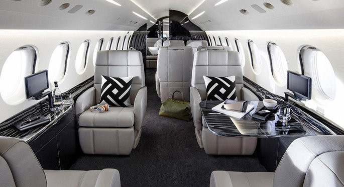 Khoang hành khách có sức chứa 14 hành khách, được thiết kế sang trọng, trang bị nhiều tính năng hiện đại như hệ thống quản lý cabin cho phép theo dõi lộ trình của máy bay...